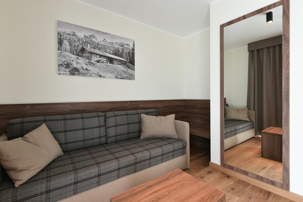 Dolomeet Boutique Hotel ピンツォーロ エクステリア 写真